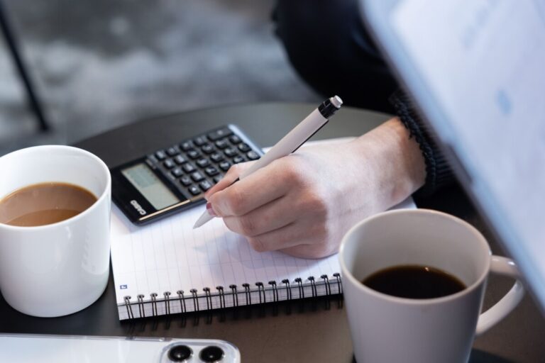 skriver på block med stiftpenna