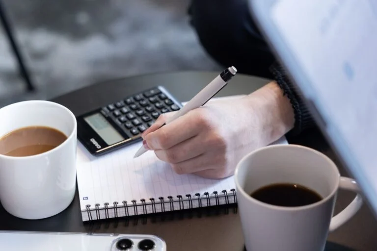 skriver på block med stiftpenna