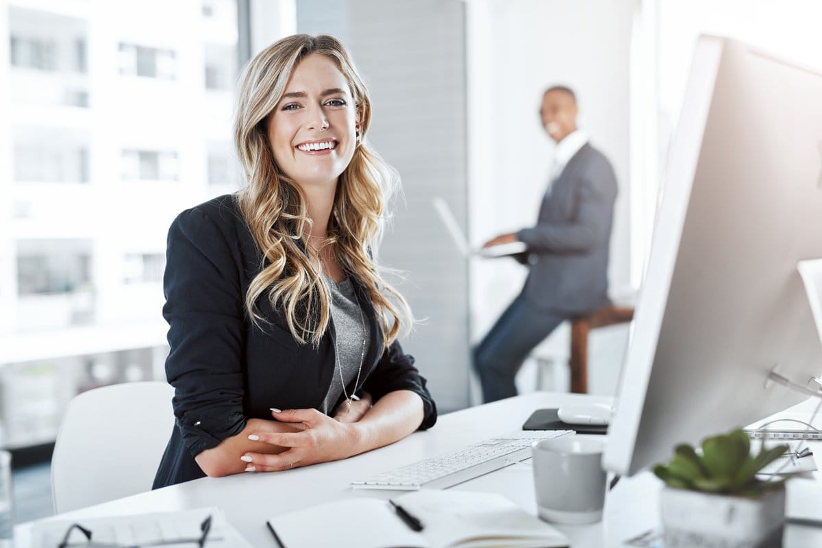 Leende kvinnlig ekonom