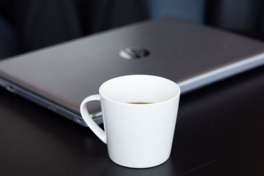 bild på kaffekopp och bärbar dator