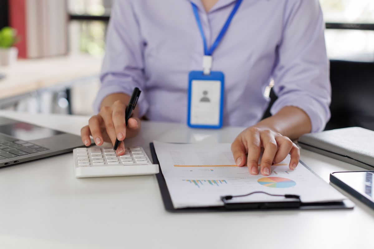 ekonom som sitter och räknar med miniräknare