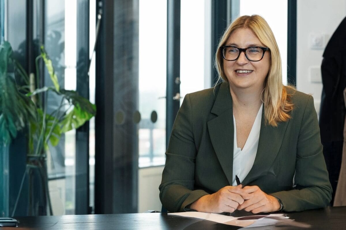 Anna från PHM sitter i möte och ler