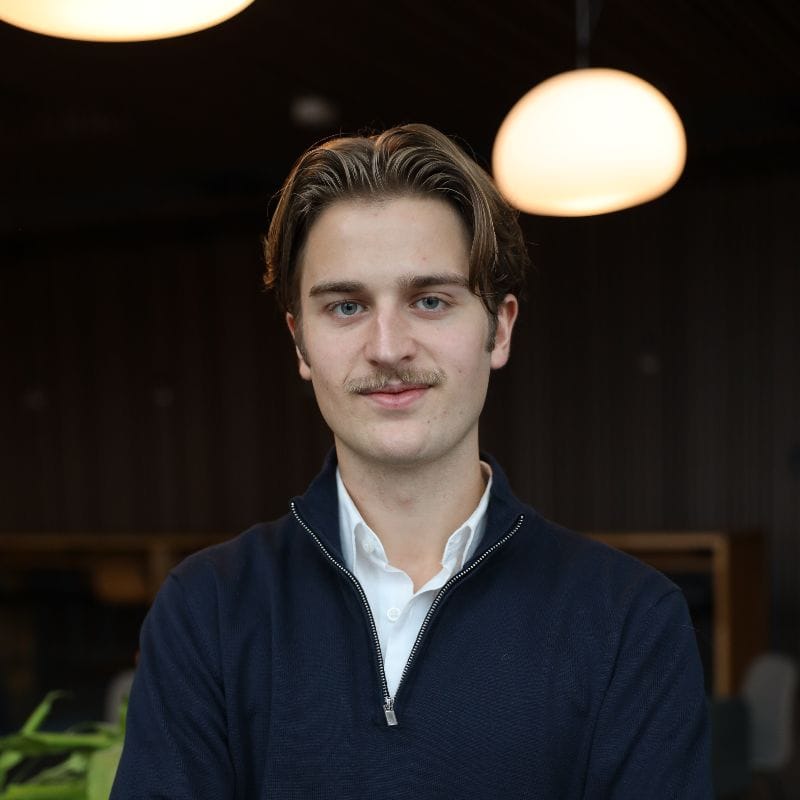 Jacob på PHM Redovisning med mörk bakgrund