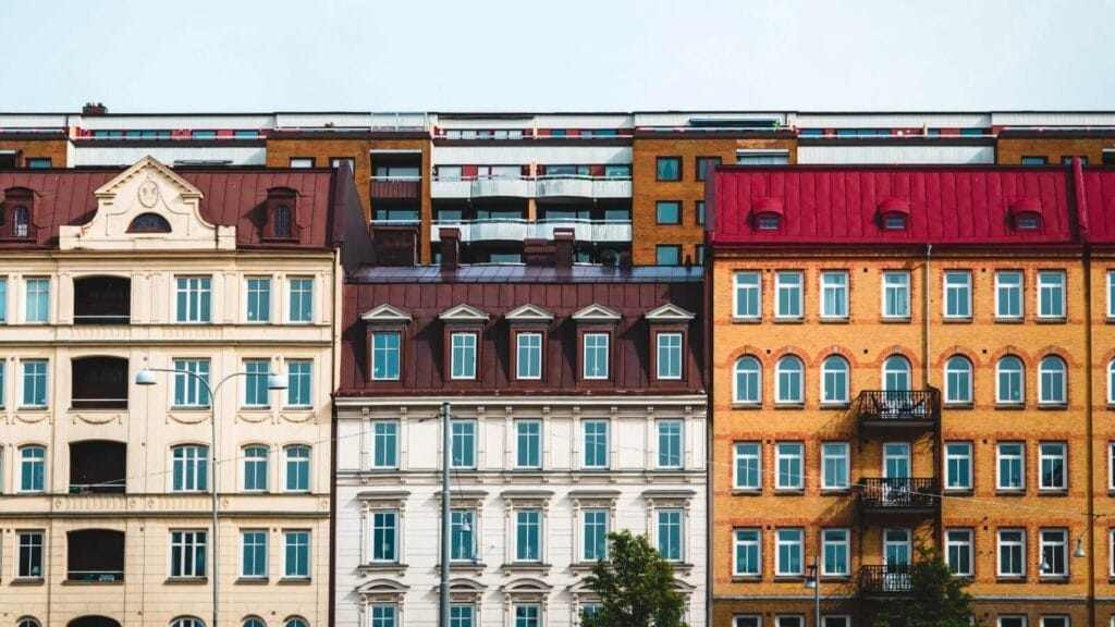 bild på färgglada bostadsrättshus