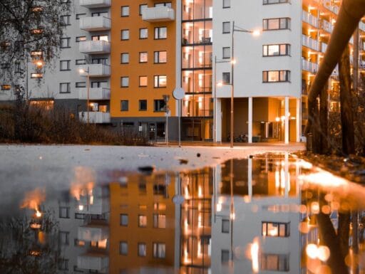 bild på bostadsrättshöghus under höst
